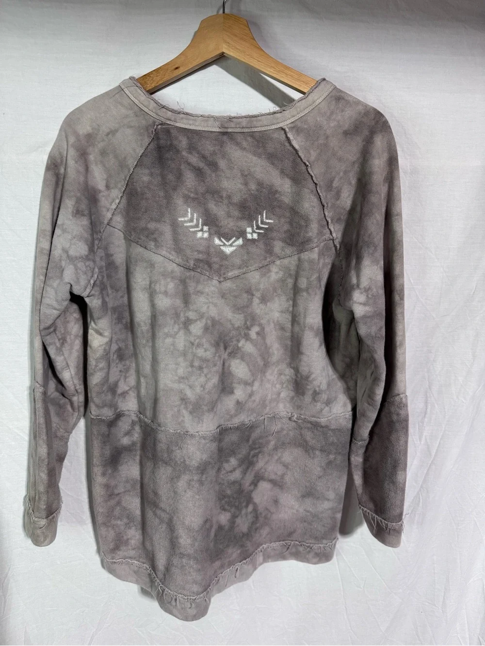 Free People tan v-neck tie dye sweatshirt with embroidered design Size Small
